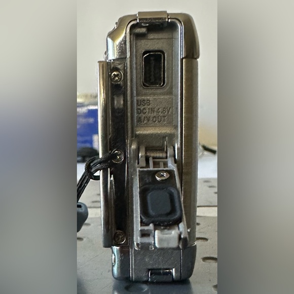 Olympus Stylus 720 SW 7.1MB Waterproof Shockproof Point Shoot Digital Camera - Picture 7 of 12